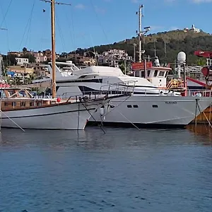 Boat & Breakfast Lucretia, Luxury Yacht Botel Àrbatax